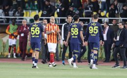 Fenerbahçe, Süper Kupa maçında sahadan çekildi: Şampiyon Galatasaray!