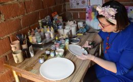 Keçi ağılını seramik atölyesine dönüştü