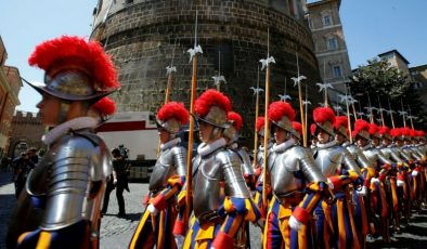 Dünyanın en küçük ordusu İsviçreli Muhafızlar sıra dışı hayatlarıyla dikkat çekiyor
