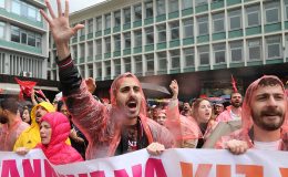 Yağmur altında taleplerini haykırdılar